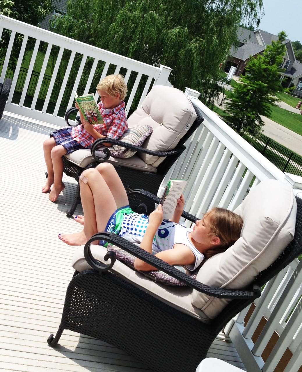 Kids Reading Summertime - ExtraordinaryMommy.com