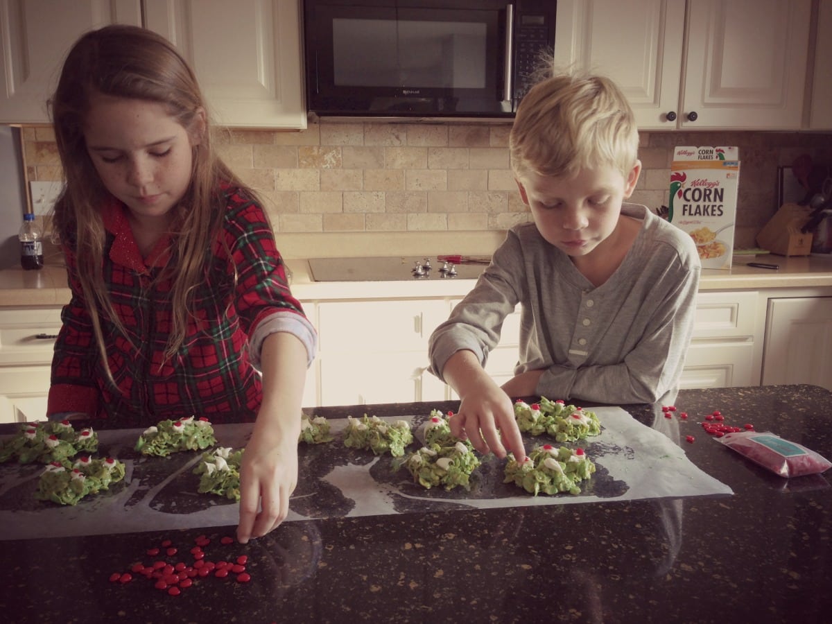 Corn Flake Wreaths Kids Finish