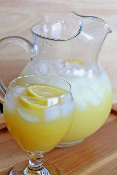 How to Host Summer Bridal and Baby Showers - Sparkling Summer Lemonade