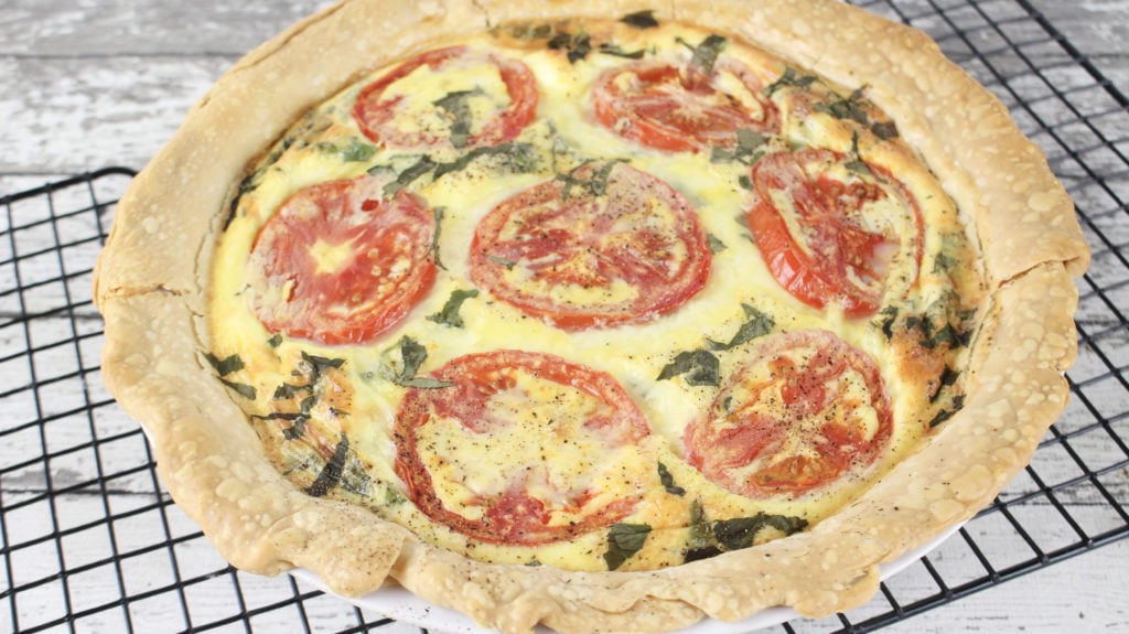 Simple and Delicious Caprese Quiche // PrettyExtraordinary.com