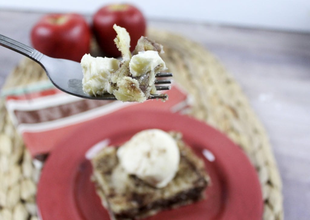 The Sweetest Dessert: Caramel Apple Bars - DELICIOUS! // PrettyExtraordinary.com