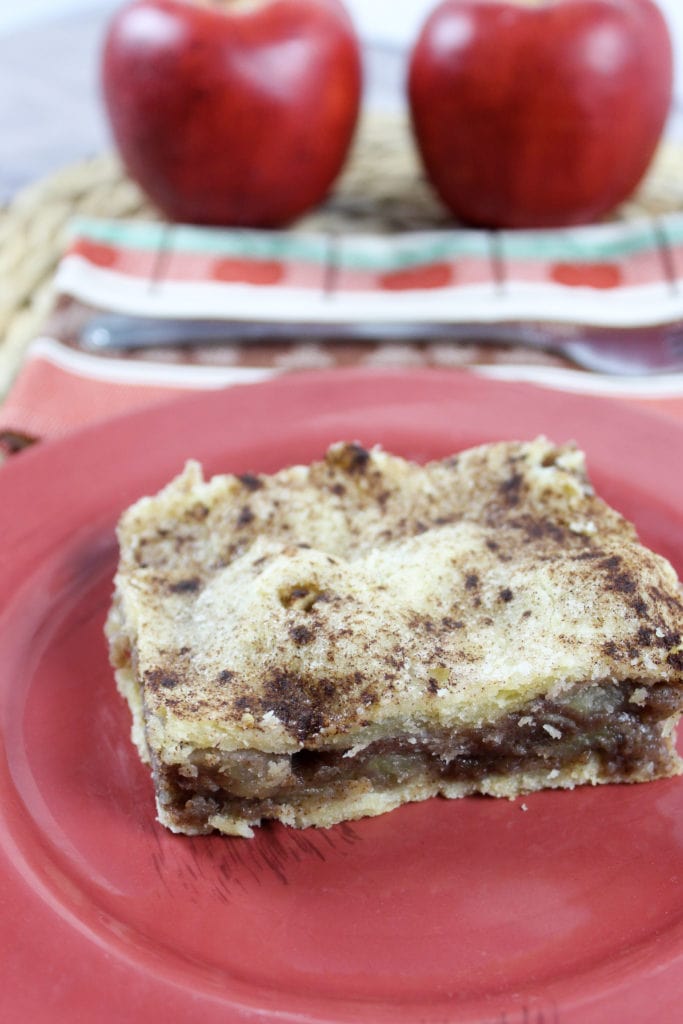 The Sweetest Dessert: Caramel Apple Bars - DELICIOUS! // PrettyExtraordinary.com