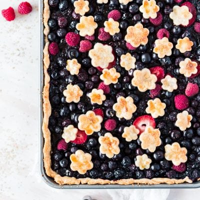 Perfect Recipe for Entertaining: Mixed Berry Slab Pie - Feeds 16 #recipe #partyrecipe #Entertaining #Springrecipe