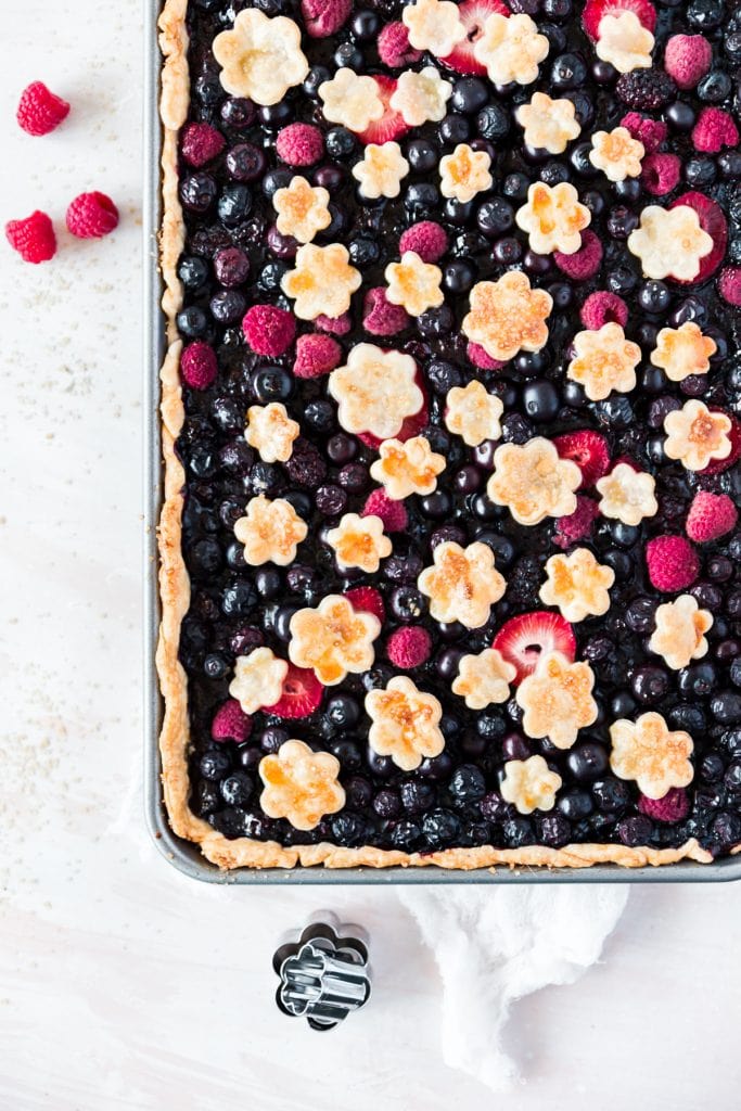 Perfect Recipe for Entertaining: Mixed Berry Slab Pie - Feeds 16 #recipe #partyrecipe #Entertaining #Springrecipe