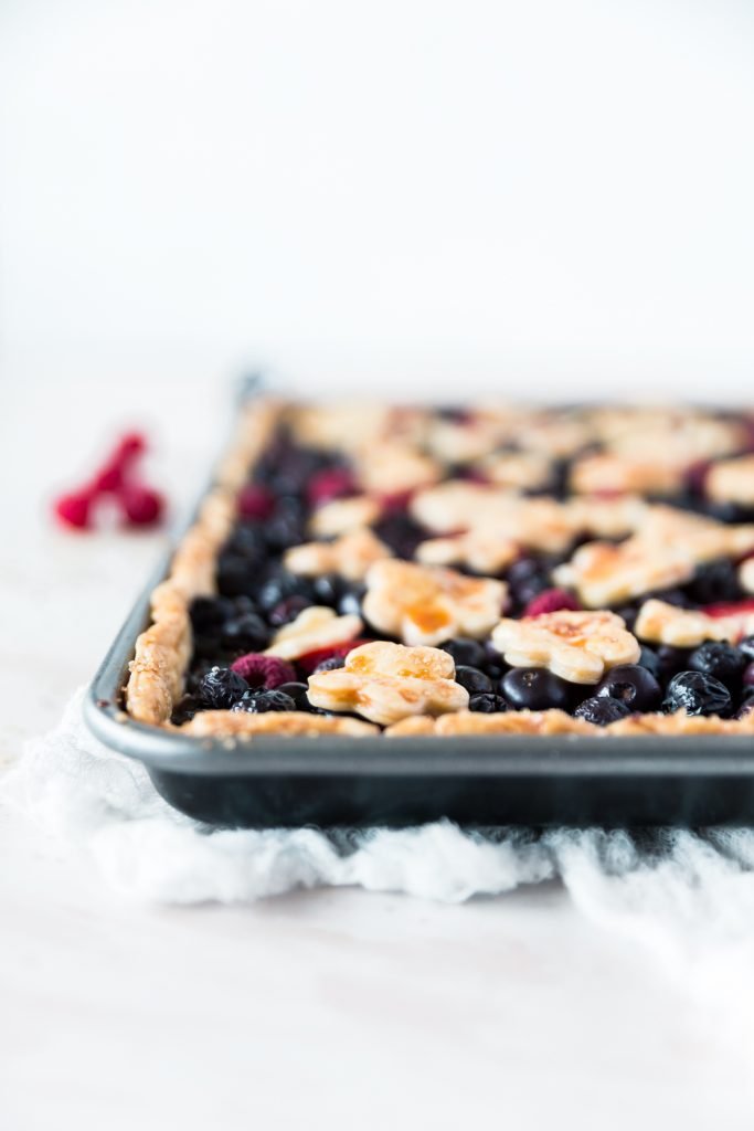 Perfect Recipe for Entertaining: Mixed Berry Slab Pie - Feeds 16 #recipe #partyrecipe #Entertaining #Springrecipe